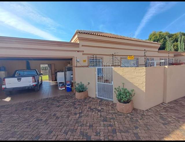 3 BEDROOM TOWNHOUSE FOR SALE IN ARCON PARK